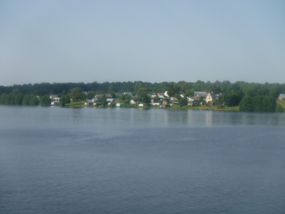Деревня. Здесь уже есть деревни. По берегам Ковжи рос только лес.