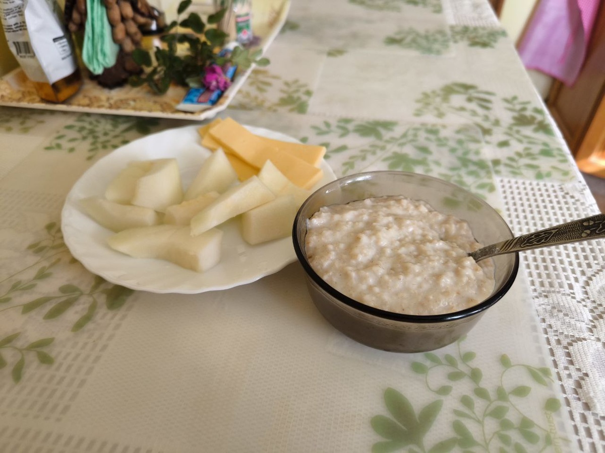 Завтрак: каша с сыром и дыней