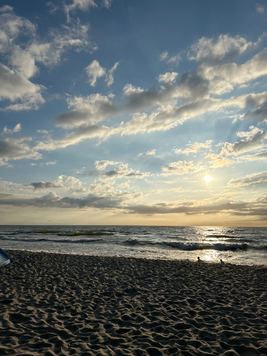 Море на фото кажется спокойным. Но в тот день бушевали сильные волны.