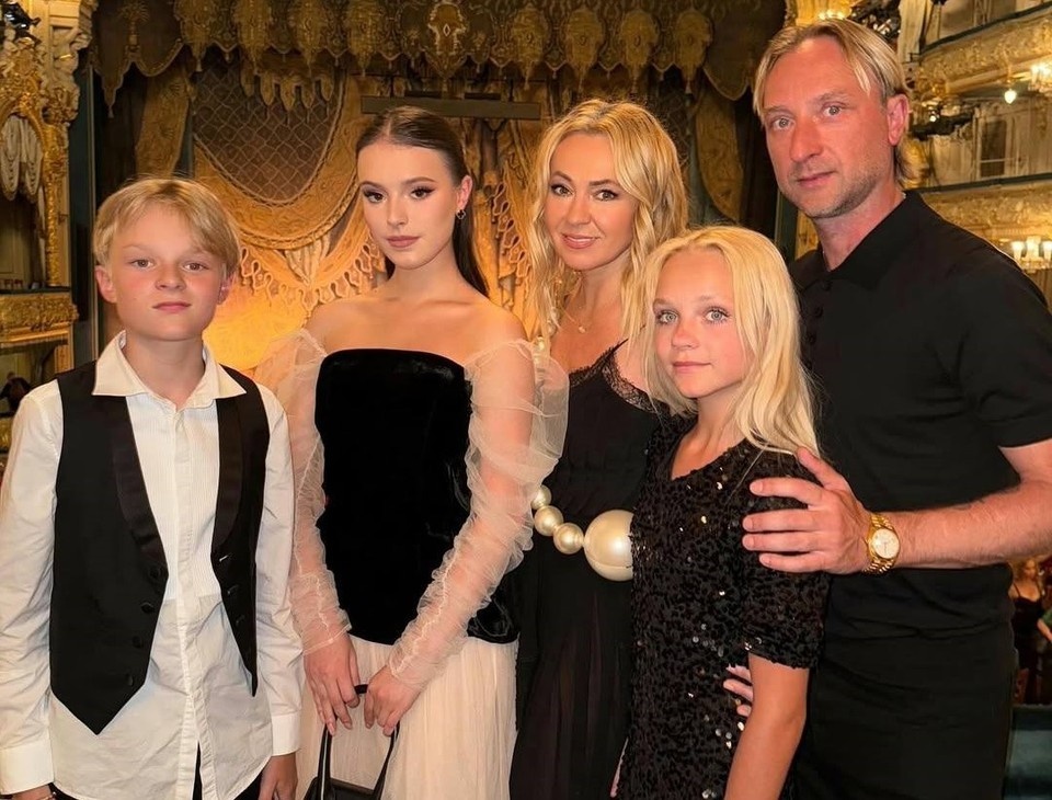    2025 год, июль. Елена Костылева (крайняя справа) с Евгением Плющенко и Яной Рудковской в Мариинском театре. Фото из соцсетей спортсменки.