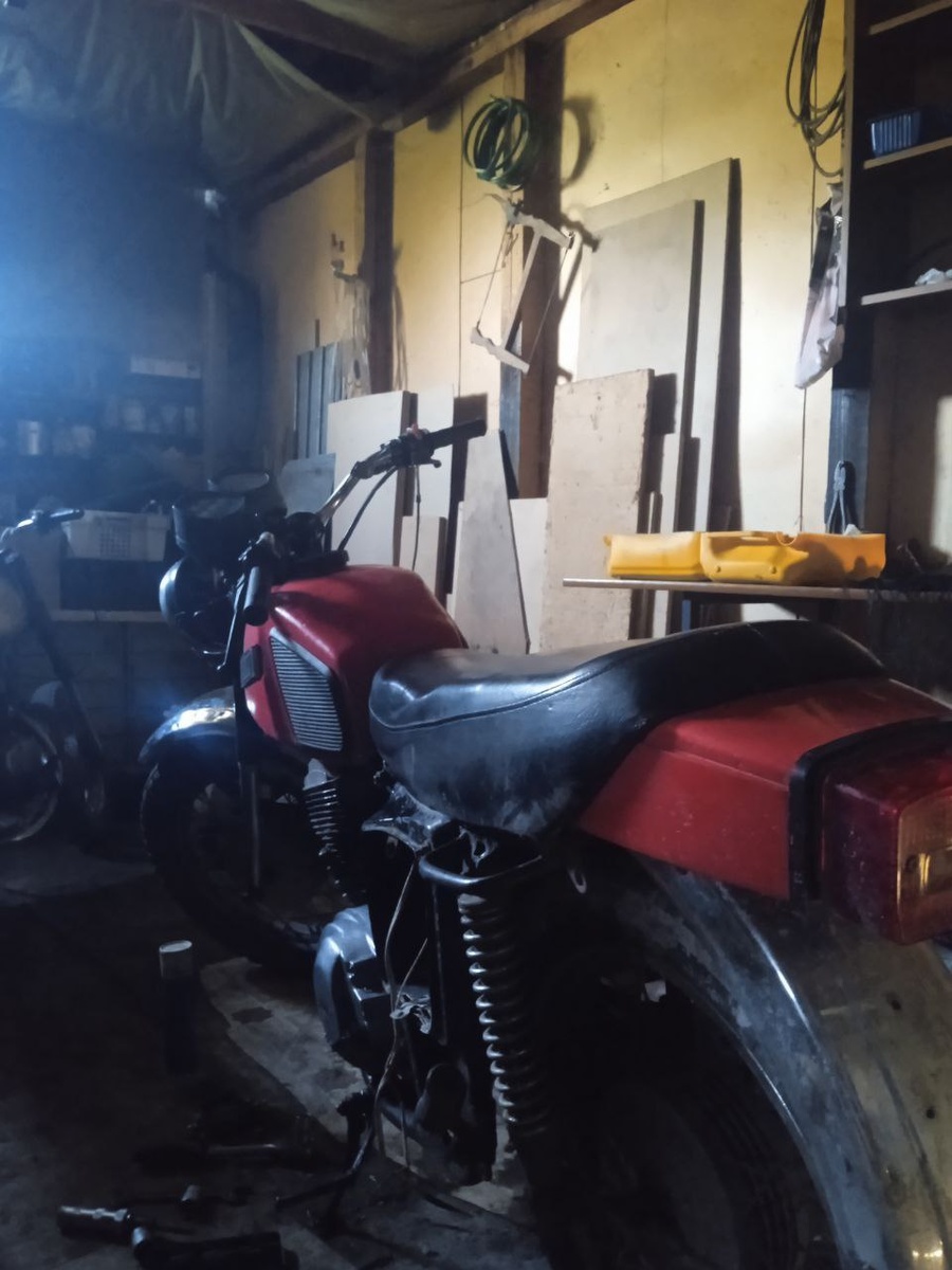 При покупке таких мотоциклов нужно быть очень осторожным, ну если вы не хотите с ним потом возится. Первое- это внешний вид, проверьте состояние краски на раме и на баке если бак покрашен с болончика это не очнь хорошо видь краска облезет после первого залива бензина. Второе- это как заводится мотоцикл, такой мотоцикл если он в нормальном состоянии должен заводится с пол пинка. Третье-если мотоцикл нормально заводится то следует на нем прокатится, и оцинить состояние кпп тоесть как включаются скоростя, первая вниз остальные все наверх и скорости не должны вылетать, также пока вы будете ехать и троготся проверьте как работает сцепление, когда включена скорость и сцепление нажато мотоцикл должен работать и не ехать вперед. Четвертое- проверьте электрику, включите зажигание и проверьте как работает сигналка, фара,и поворотники, также посмотрите на понель управления там должны гореть соотвествующие лампочки, но самое главное что бы горела красная лампочка акб, заведите мотоцикл и погозуйте эта красная лампочка должна тухнуть при газе, это озночает что есть зарядка на акб. Пятое- проверьте задние и передние крипление двиготеля. Шестое-проверьте состояние цепи и как она натянута. Ну вот впринципе и все а еще проверьте переднию вилку если она погнута лучше не покупать мотоцикл так как эта вилка очень дорогая. Забыл сказать по поводу документов если есть птс старого владельца но нет договора купли продажи мотоцикл на учет не поставить.