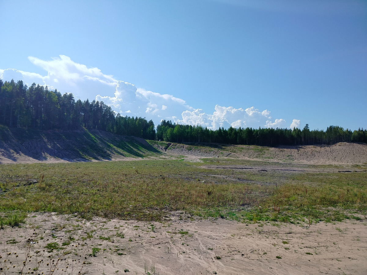 Сначала навигатор нас завел сюда. Как позже выяснилось, здесь брали грунт для строительства дороги, а теперь здесь любят рыться разные "черные археологи", ибо здесь находилось древнее море.