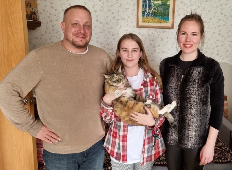     Фаина живёт в Луганске с родителями, а ещё с тремя котами и собакой, которых они подобрали на улице / Фото из личного архива