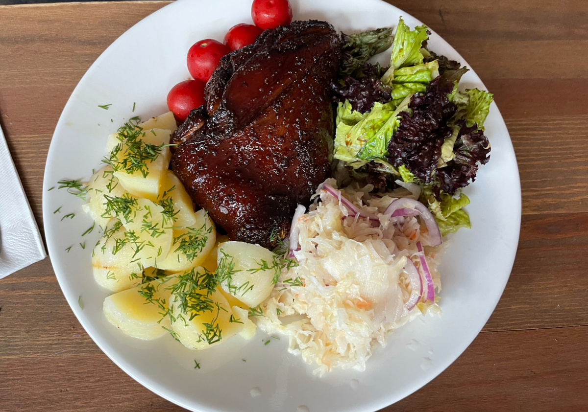 Но вот еда точно запомнилась! В ресторане на территории отеля с хорошей стороны. Но только в том, что работает по заказному меню. Фото: Михаил Лайф Влог