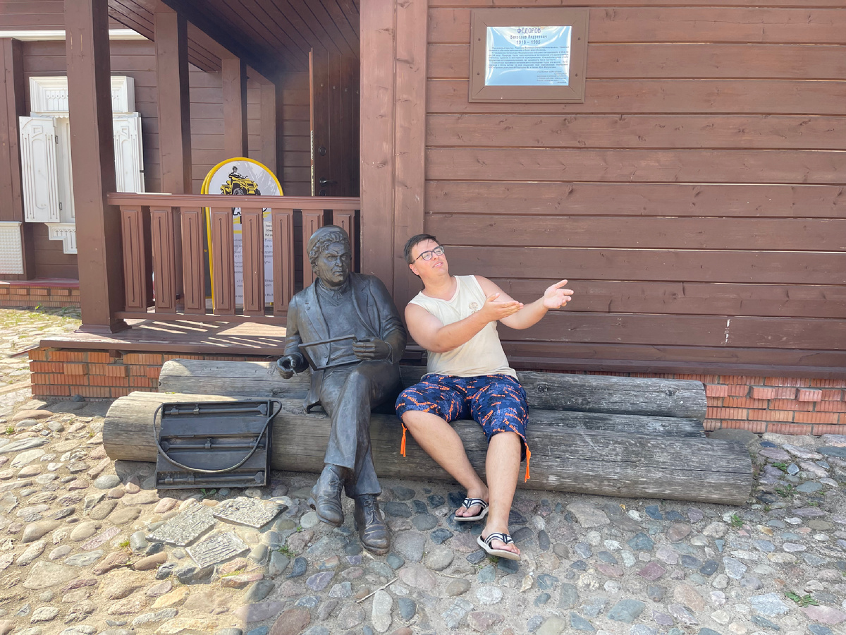 Рядом со скульптурой художнику Фёдорову в Плёсе. Фото: Михаил Лайф Влог