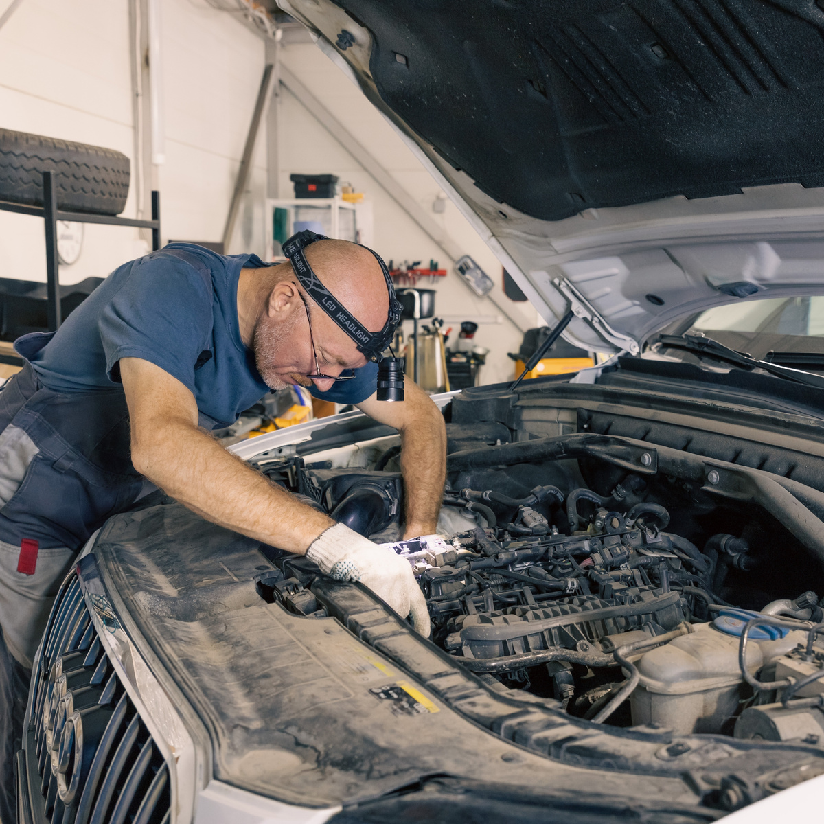 Дмитрий за работой в качестве Механика