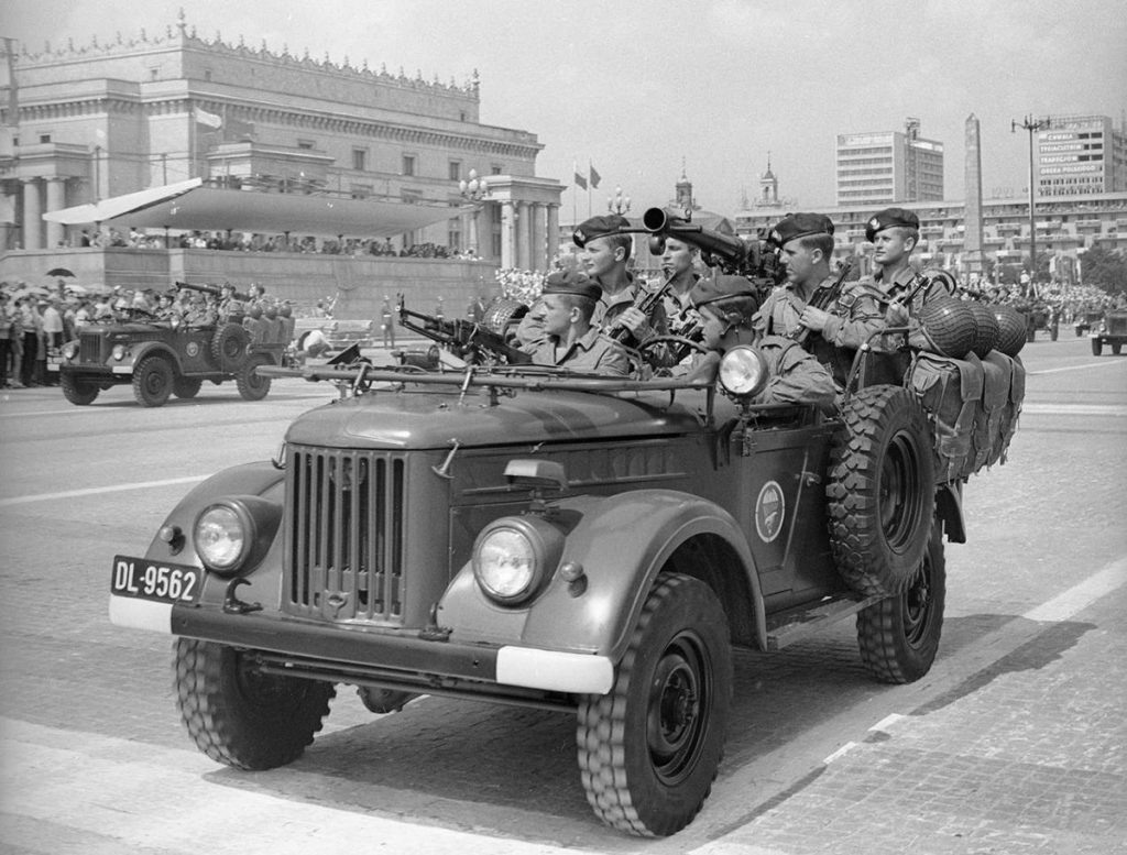 6‑я воздушно-десантная дивизия Войска Польского на параде, посвящённом 1000‑летию Польши, 22 июля 1966 года. В кузове ГАЗ-69 смонтировано 82‑мм безоткатное орудие Б-10.