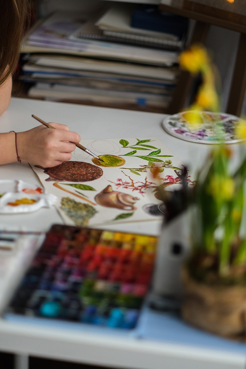 После отрисовки на бумаге, иллюстрацию необходимо оцифровать и обработать в Photoshop