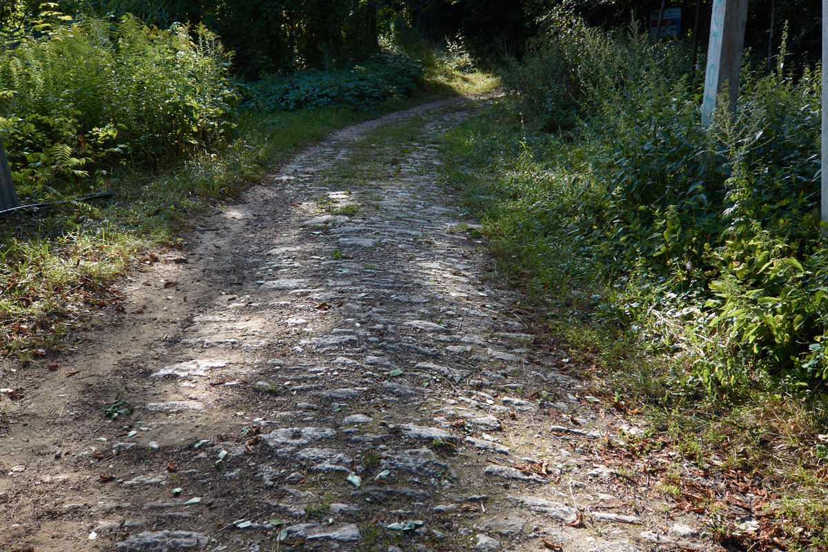 Фрагменты мощёной дороги -->