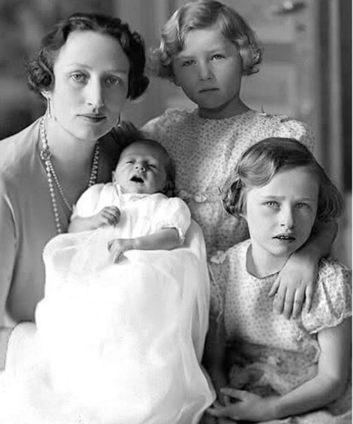 Кронпринцесса Норвегии Марта Шведская со своими детьми.