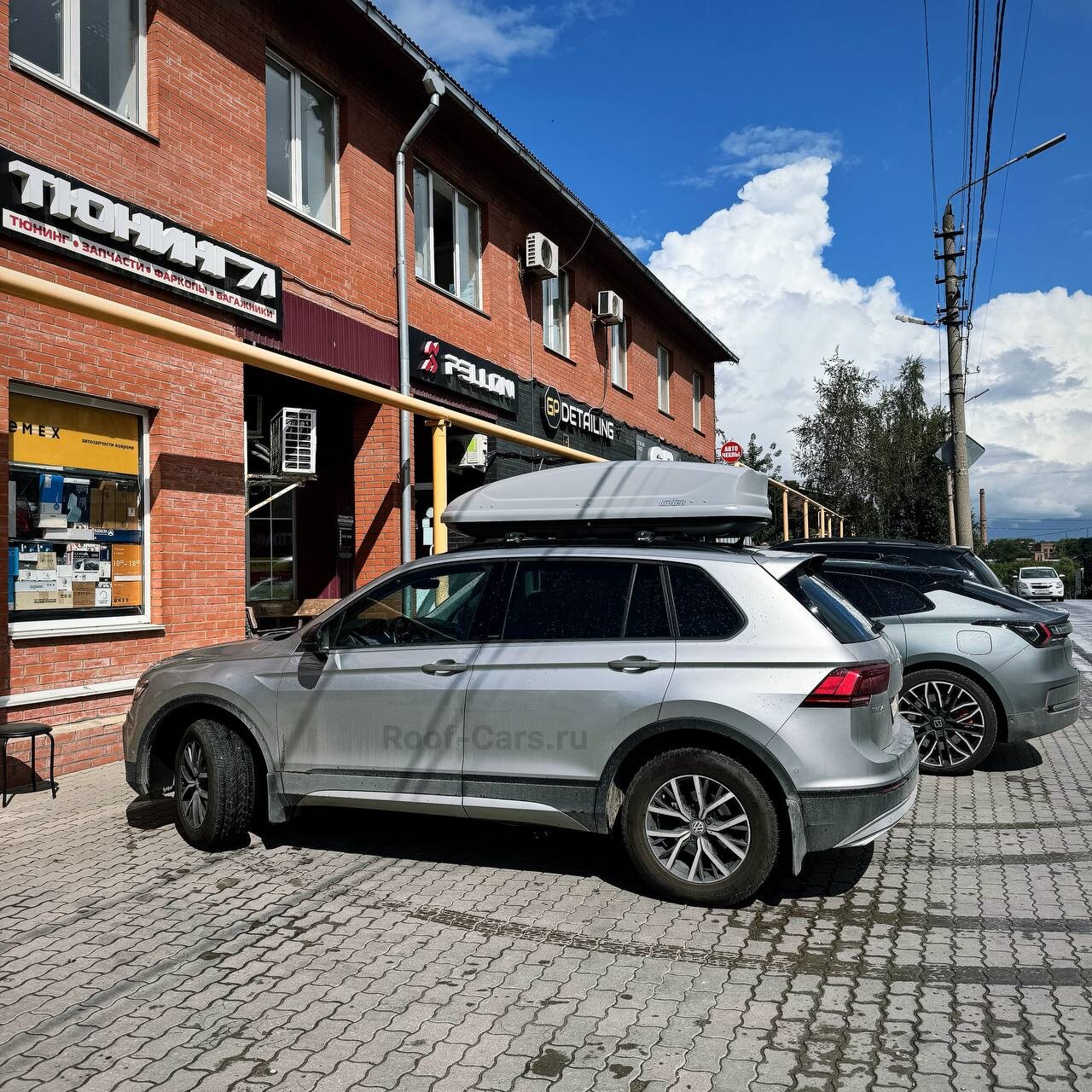 Установка багажника и автобокса 440л на VW Tiguan в Туле
