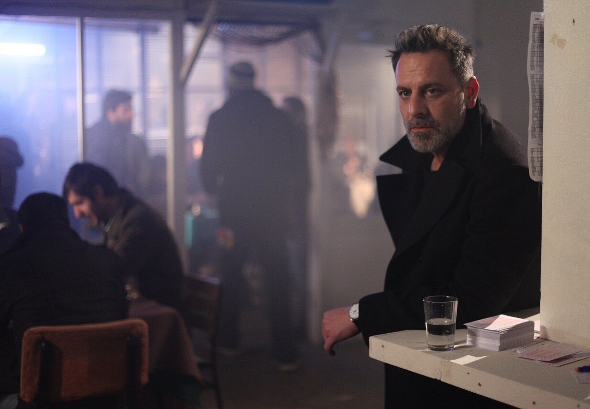 Мрачный цветокор сразу обещает заварушку