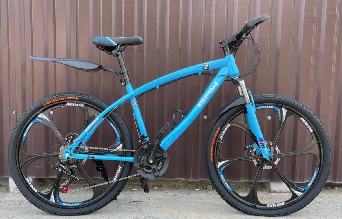 Облегчённая рама. Вес велосипеда относительно небольшой (около 15 кг). За счёт этого он мгновенно набирает скорость, без особых усилий взбирается на гору и оставляет только великолепные ощущения от поездки.
Легкосплавные литые диски. На велосипеде бмв х1 установлены диски из сплава алюминия и магния, что делает его намного легче и прочнее остальных велосипедов. Для сравнения: комплект литых дисков весит около 4 кг, тогда как одно колесо на спицах весит 3,5 кг.
Японское оборудование. Все велобайки оснащены японским оборудованием , которое отличается высокой прочностью, износостойкостью и высоким качеством.
Дисковые тормоза. На всех велосипедах бмв х1 установлены дисковые механические тормоза, они очень просты и нетребовательны в обслуживании, а тормозных колодок хватит на много лет.
Велосипед на литых дисках BMW X1

Рама: нескладная, облегченная сталь, максимальная нагрузка 125 кг, высота. На рост 150-195 см.
Вес велосипеда: 15 кг.
Тормоза: дисковые, механические.
Диаметр колеса: 26 дюймов, покрышка: 26*1,95 
Диски: алюминиево-магниевый сплав