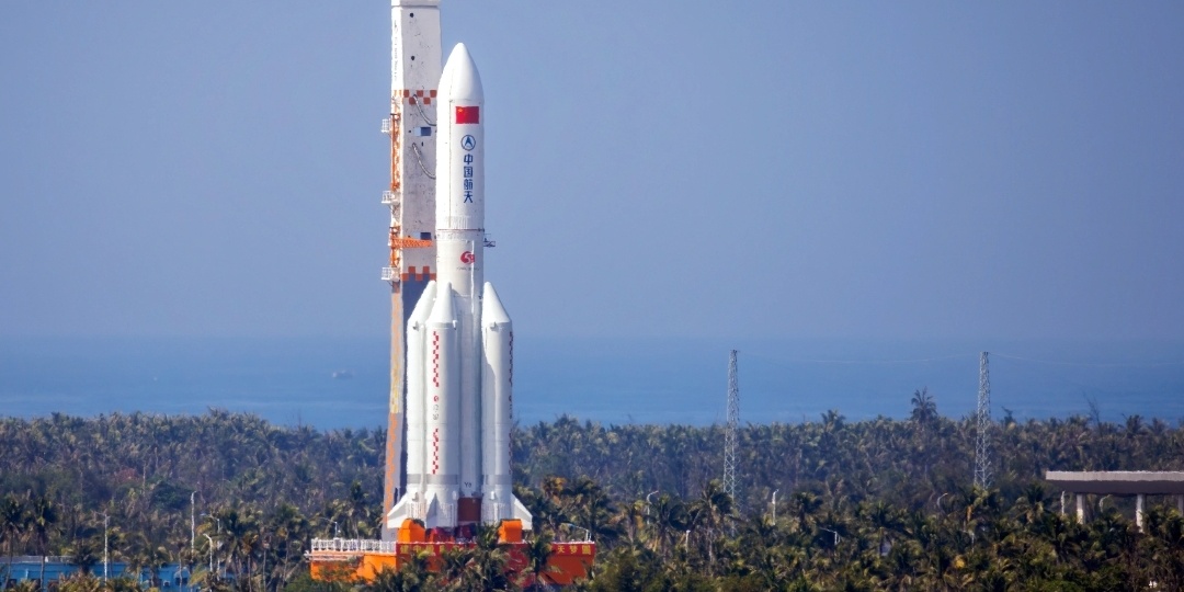 🚀 Китай разгоняет "небесный поезд": Самая мощная ракета на старте в Вэньчане!