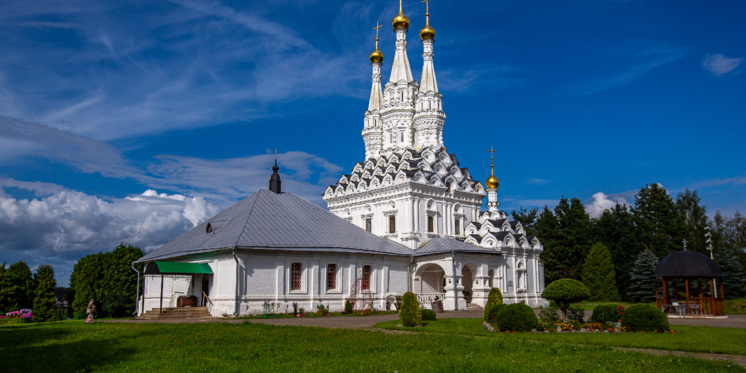 "Храм трёх чудес": потрясающей красоты и редкой архитектуры трёхшатровая церковь иконы Одигитрии в Вязьме