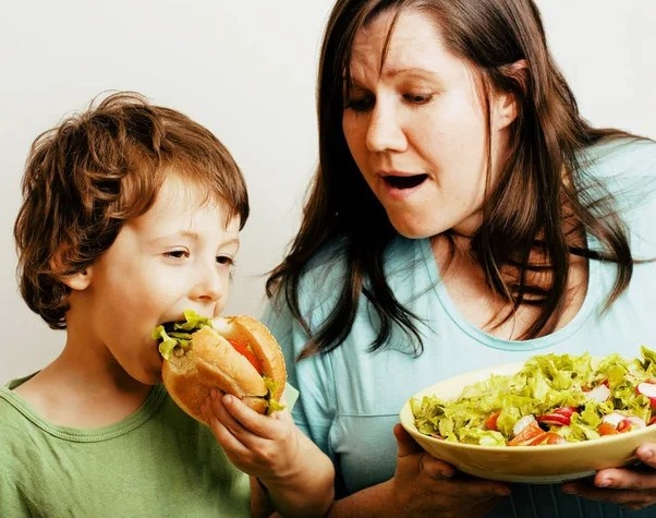 еще тупая и опасная дихотомия в картинках: или фаст-фуд (=плохо) или сырая зеленушка (=хорошо). Хотя хорошей и плохой еды нет, вся еда нормальна / create.vista.com