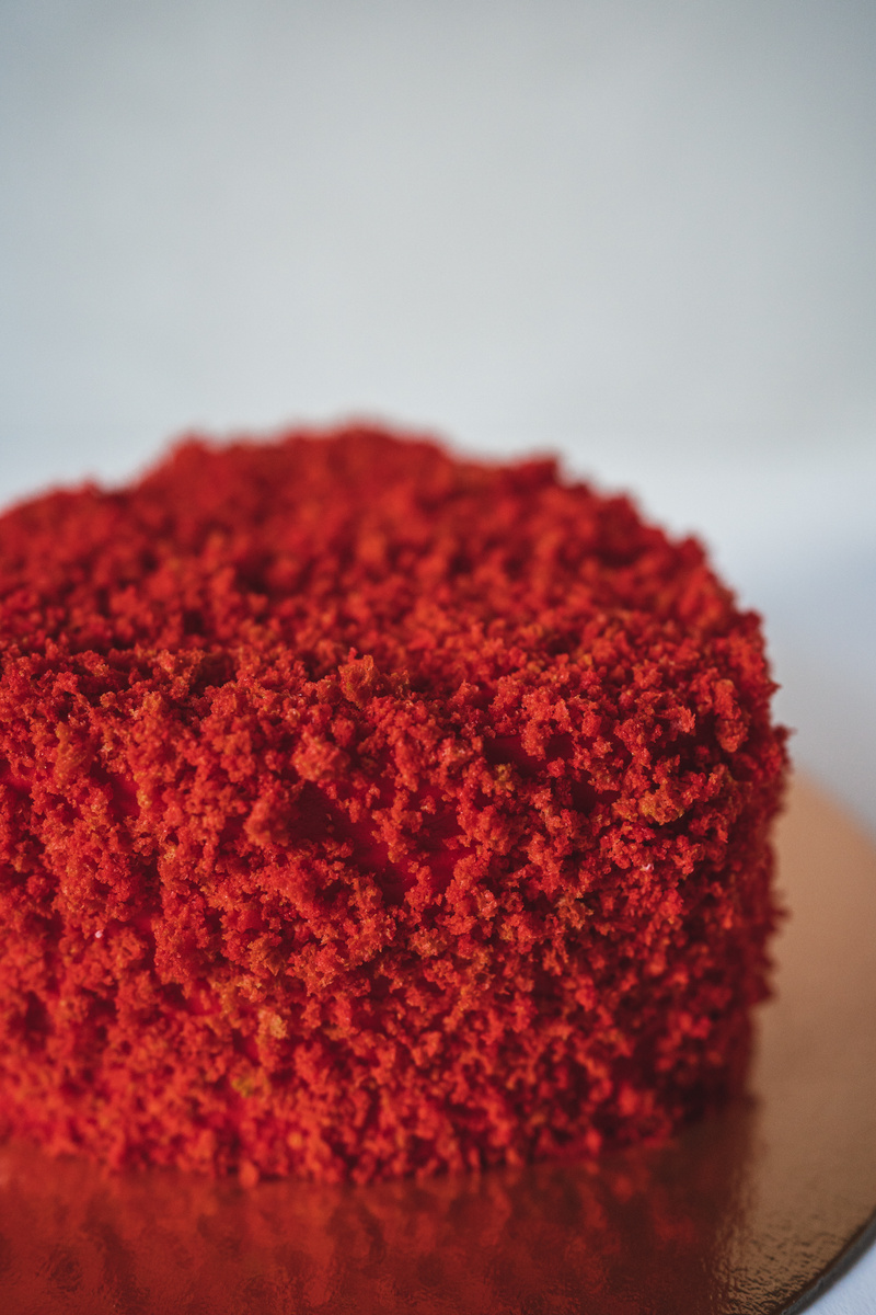 Крошка на торте-сердце