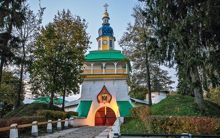 Ил. 2. Святые врата Псково- Печерского монастыря