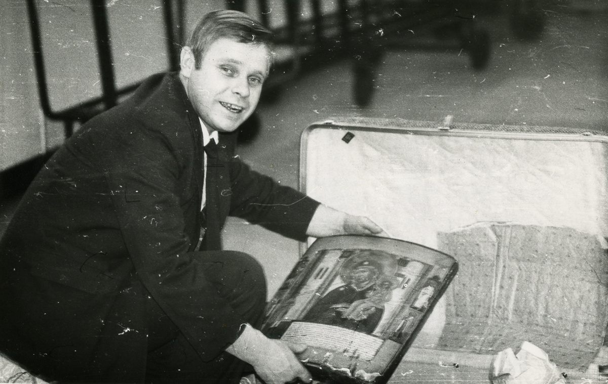 А. Арсентьев извлекает икону из дипломатического багажа. Из архива А.И. Арсентьева