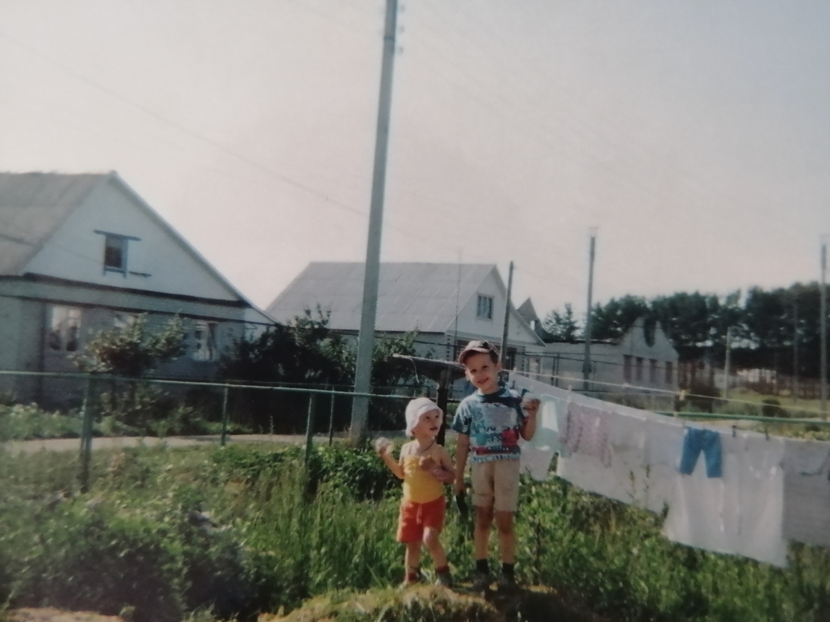 Сейчас на  месте, где дети (Валера и Жанна), стоит гараж