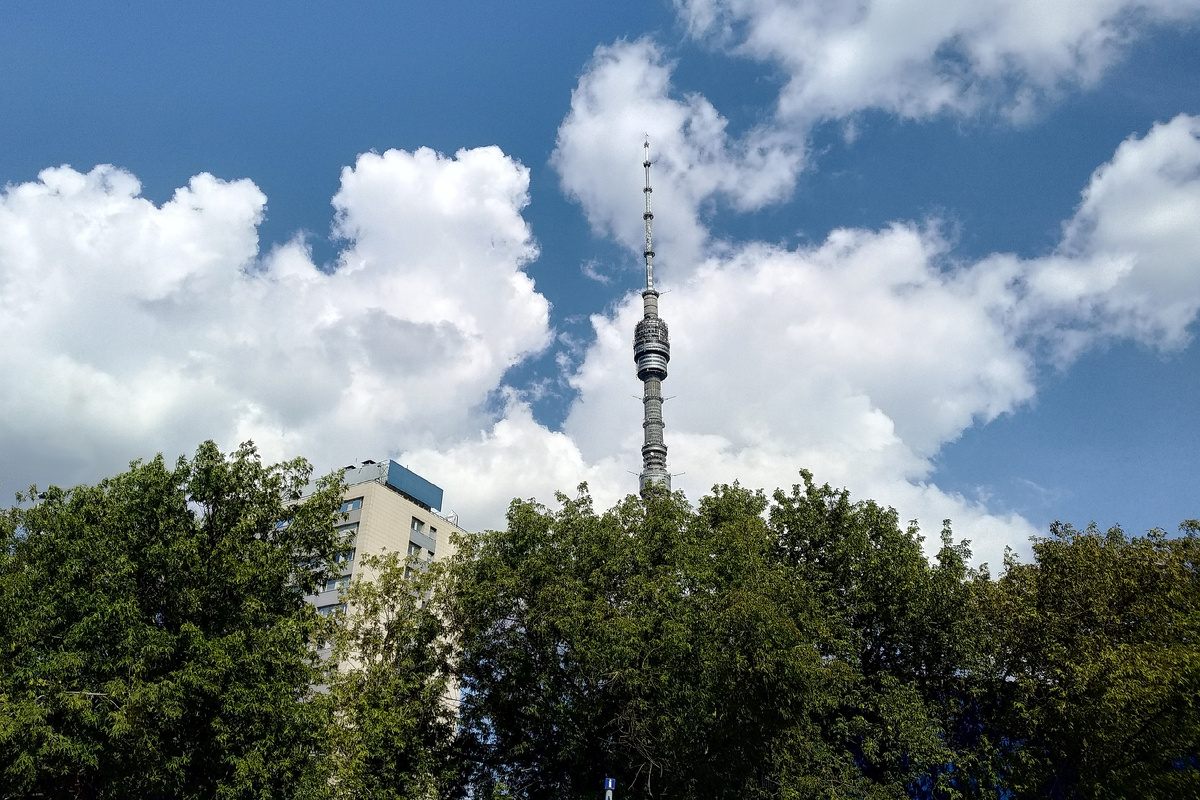 Вид на Останкинскую телебашню от одноименной платформы, фото автора