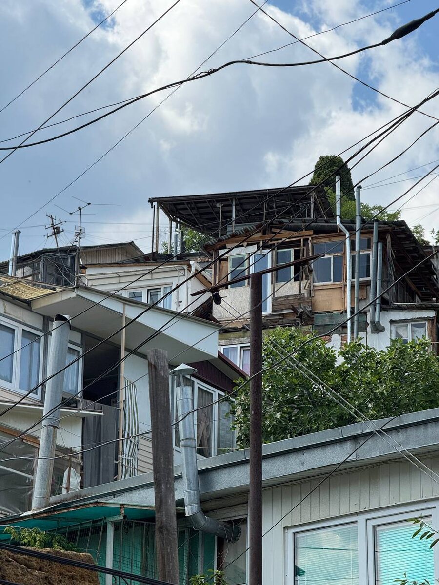 Вот он, тот самый "дорогой" центр Старой Ялты. Где-то в этом нагромождении крыш я и нашел свой бюджетный вариант. Да, не дворец. А вы за 2000 дворец хотели?