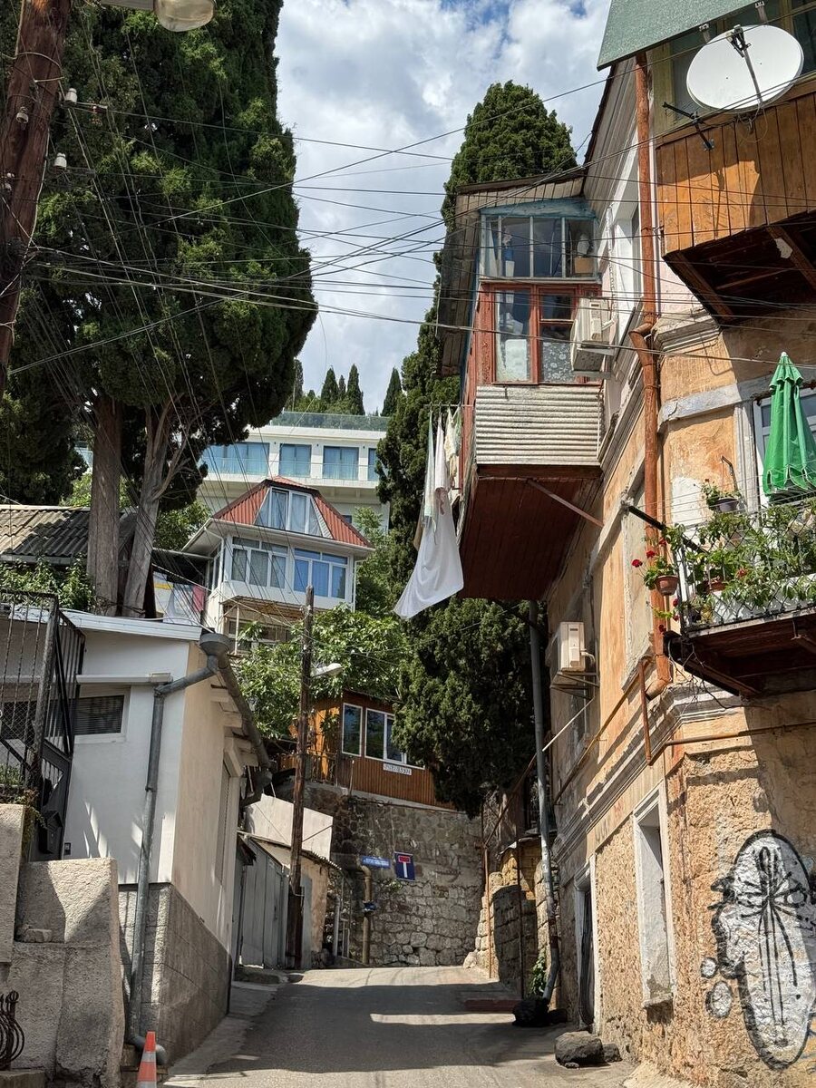 Вот такие улочки - пропуск в мир адекватных цен. Да, сюда не подъедешь на машине. Да, придется ходить пешком. Если для туристов это проблема, то эта статья не для них. 