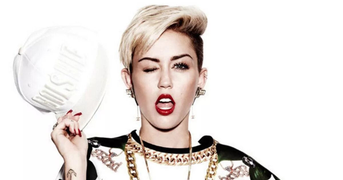 Майли Сайрус, технический персонаж Золотого Дивана, фея абсурда и постиронии. Тоже живёт по принципу "нельзя, но можно", как и сборная России по футболу