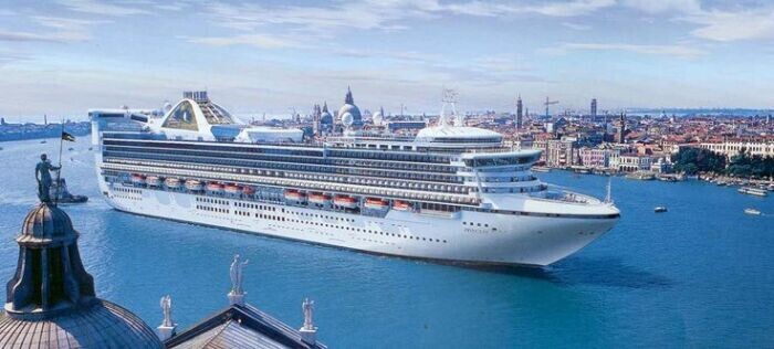 Одного только экипажа под 1.5 тысячи.