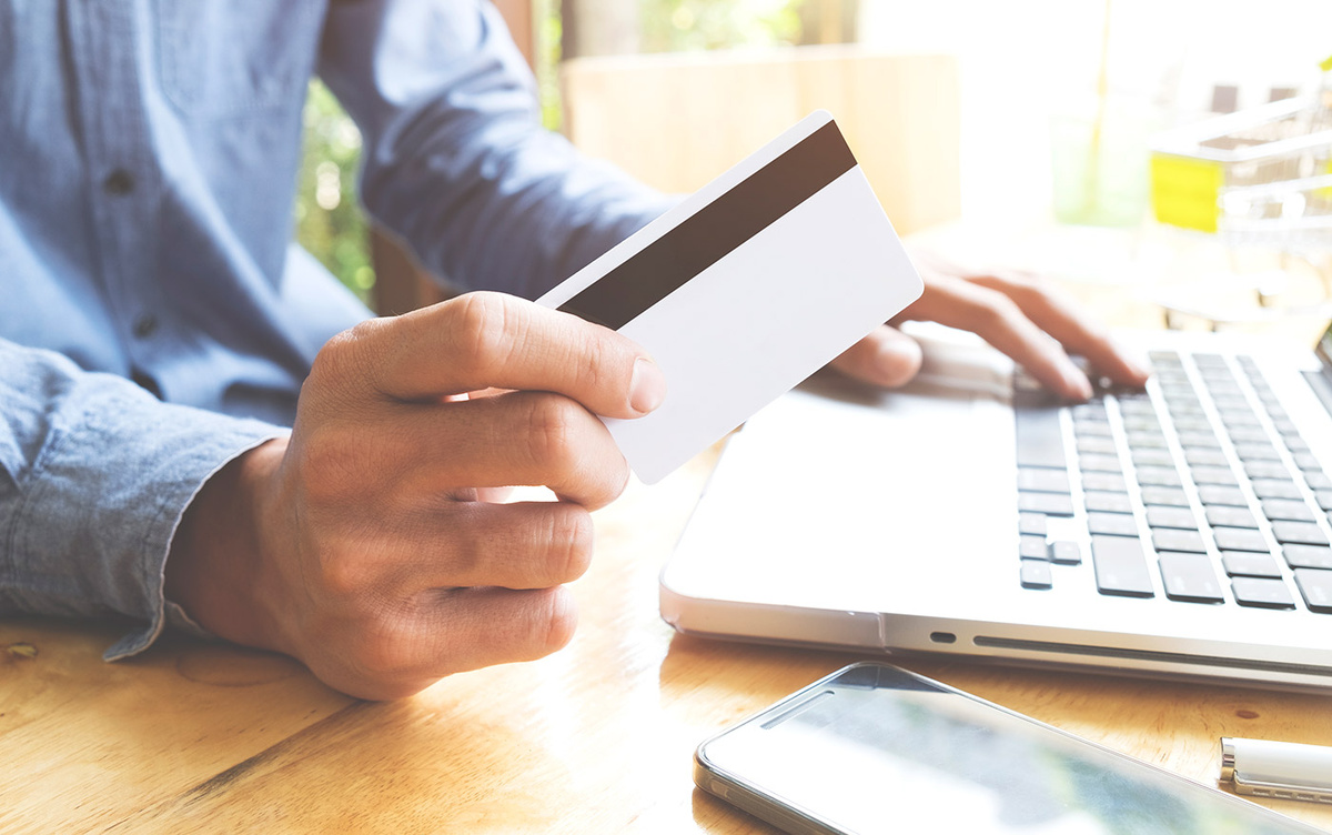 Личный опыт чарджбэк. Фото ijeab на freepik.com/free-photo/comfortable-card-woman-risk-security-buy_1235214.htm