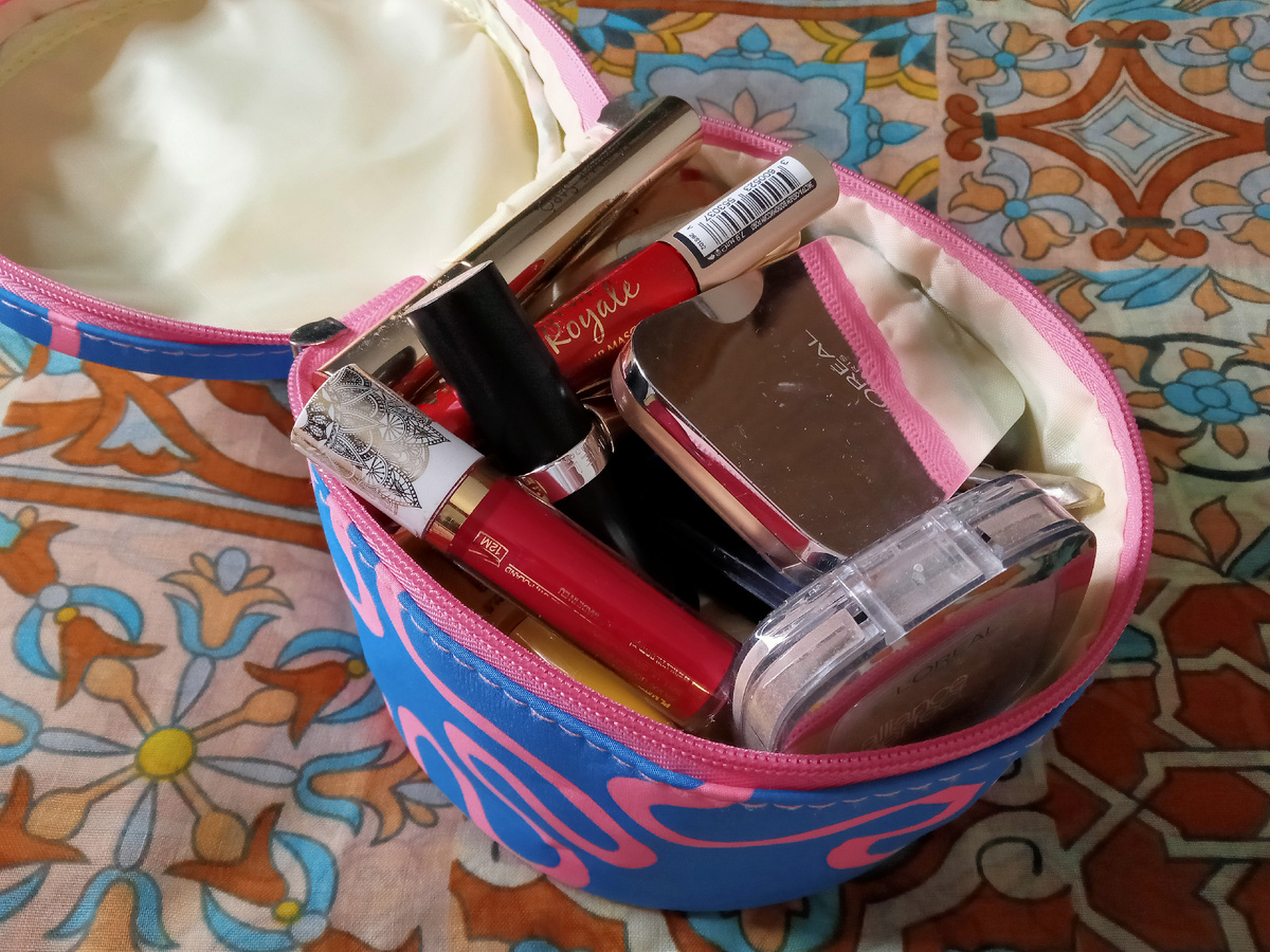 Фото автора. Это косметичка именно со старой косметикой. 