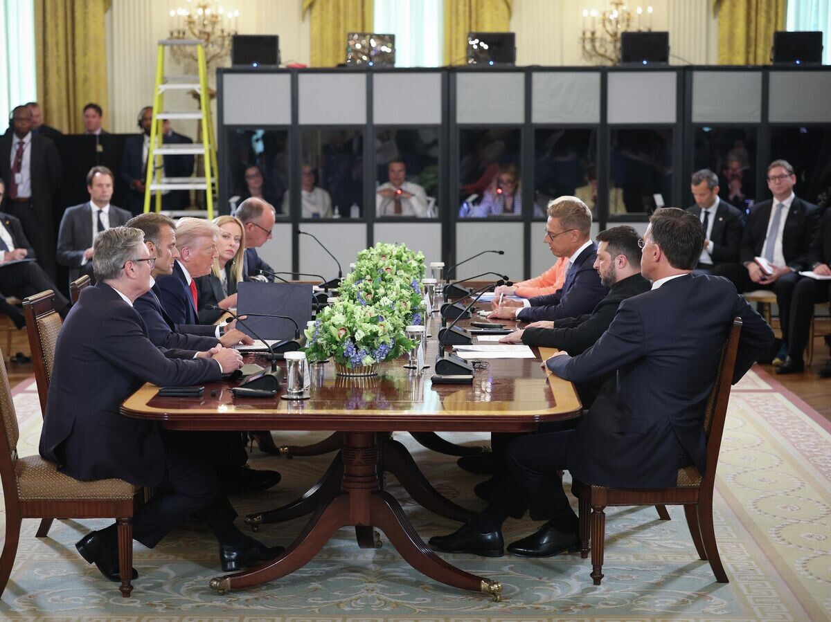    Президент США Дональд Трамп на встрече с европейскими лидерами и Владимиром Зеленским© Win McNamee