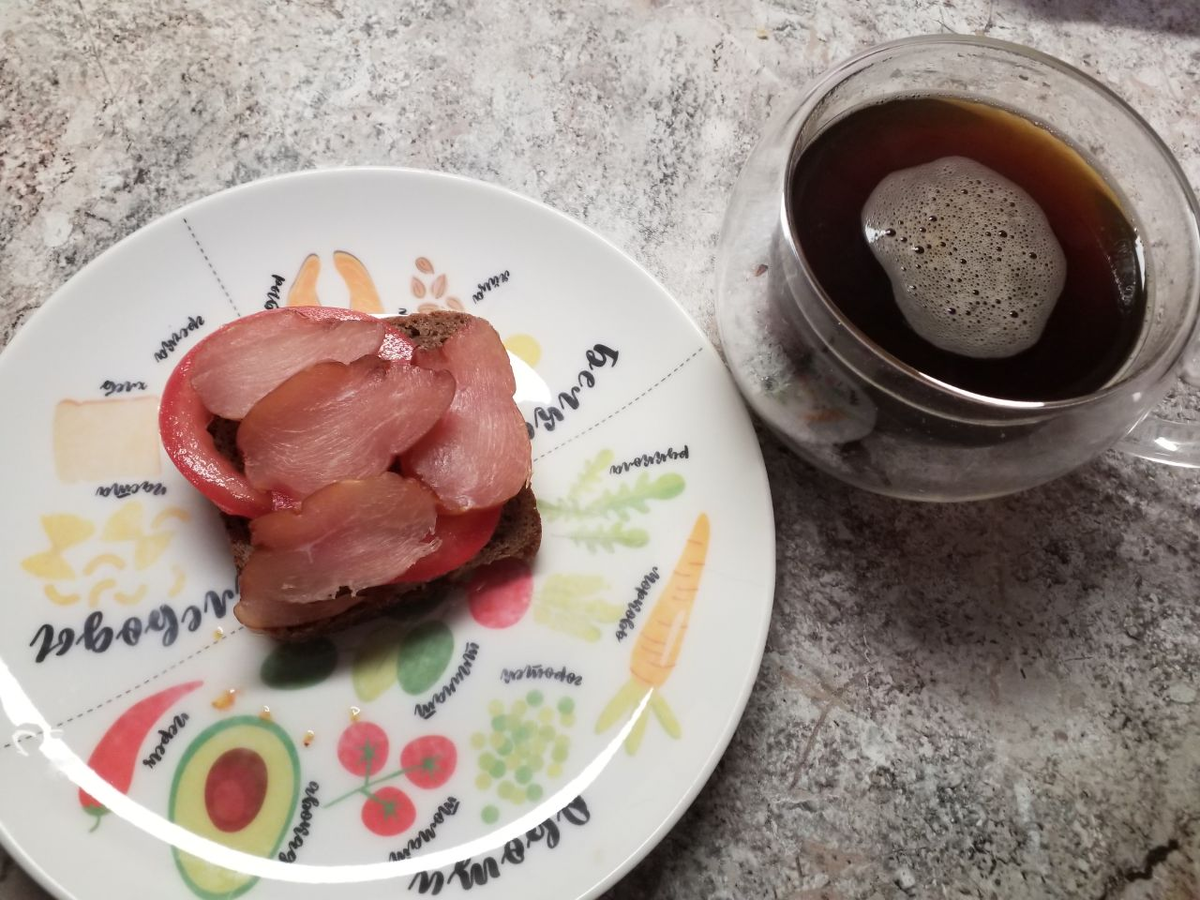 ржаной хлеб с кеуриным филе и помидором.