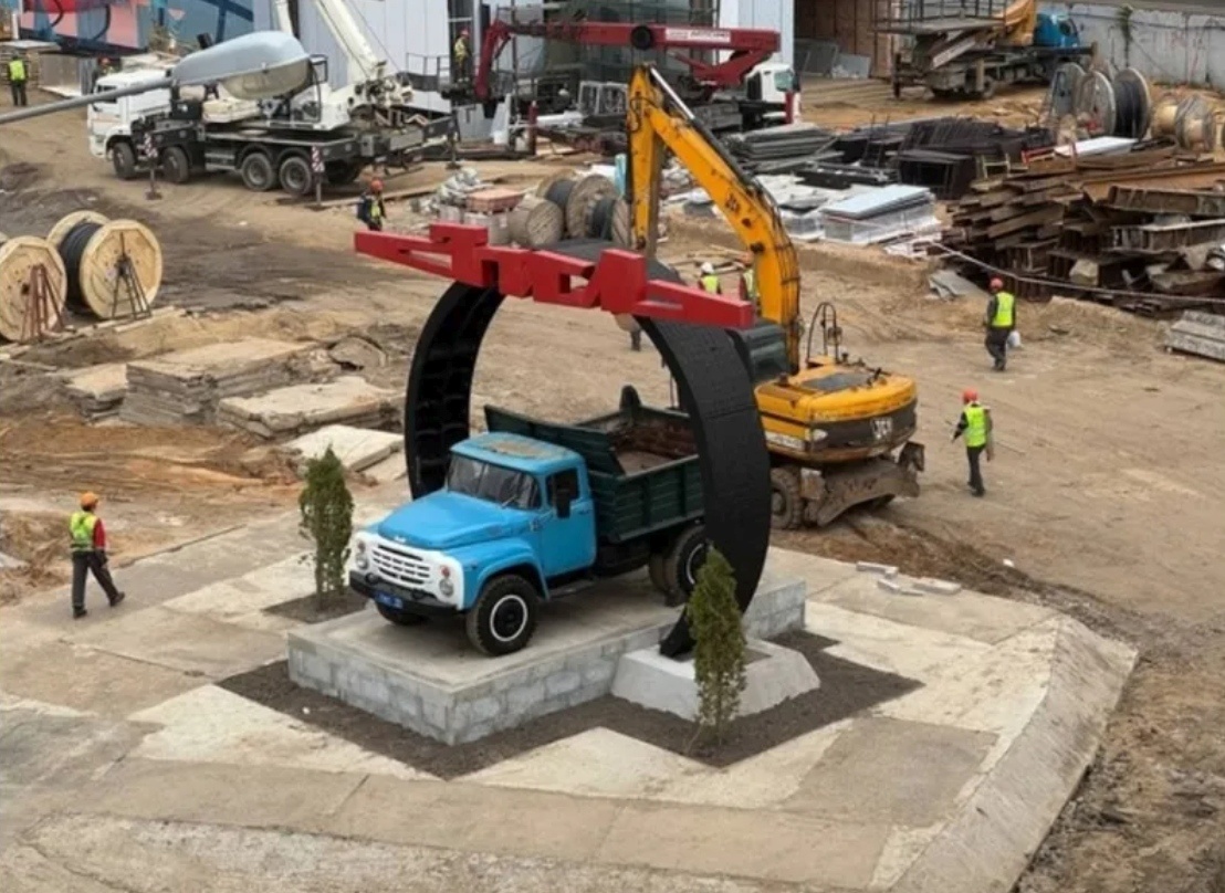 Вид на автомобиль-памятник "ЗИЛ-130" в августе 2025 года, изображение из открытых источников