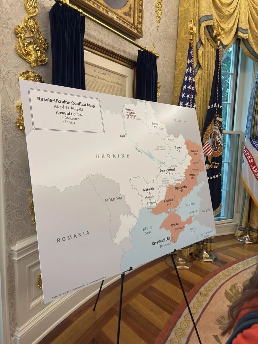Перед закрытой частью переговоров украинского и американского президентов у стола Трампа развернули огромную карту, на которой была изображена территория Украины, а также территории ДНР, ЛНР, Крыма, Херсонской и Запорожской областей. Карту принесла украинская делегация. Фото: Телеграм-канал «Осторожно, новости»