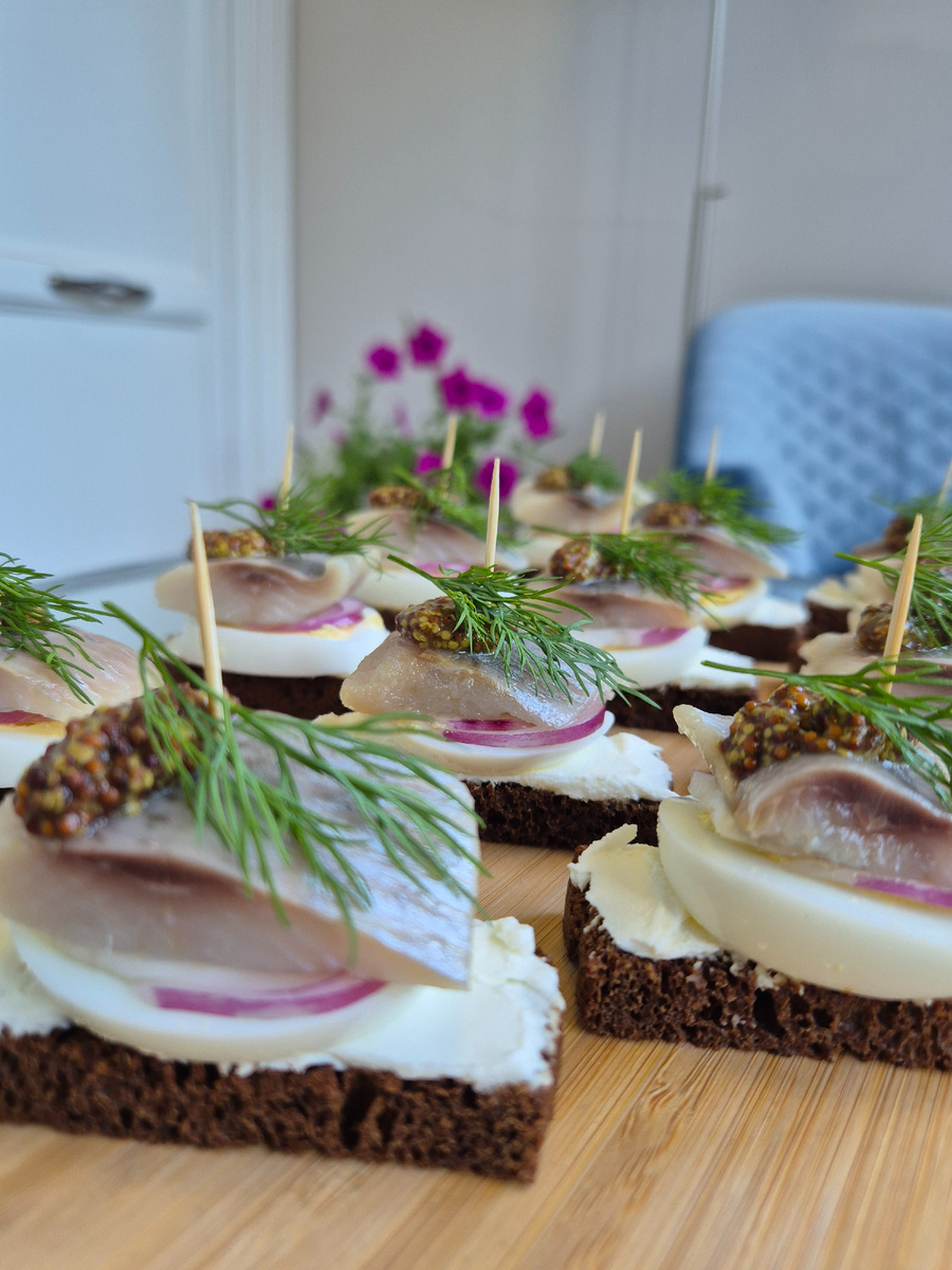 Тосты с селёдкой 