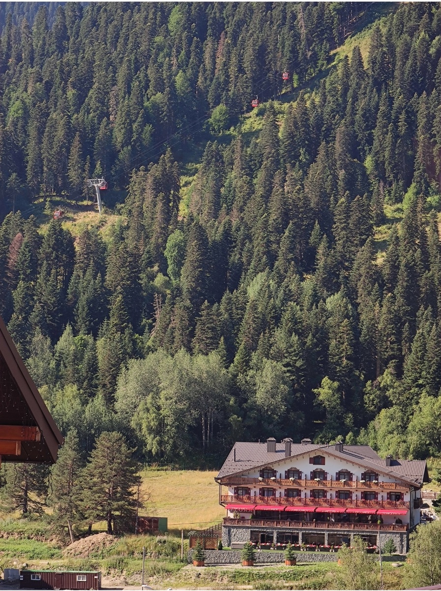 Ну ведь прямо открытка! Правда? Это был вид из нашего отеля. (про него ниже) 