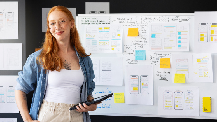 Designer UI/UX lucrând la optimizarea interfetei pentru conversii.