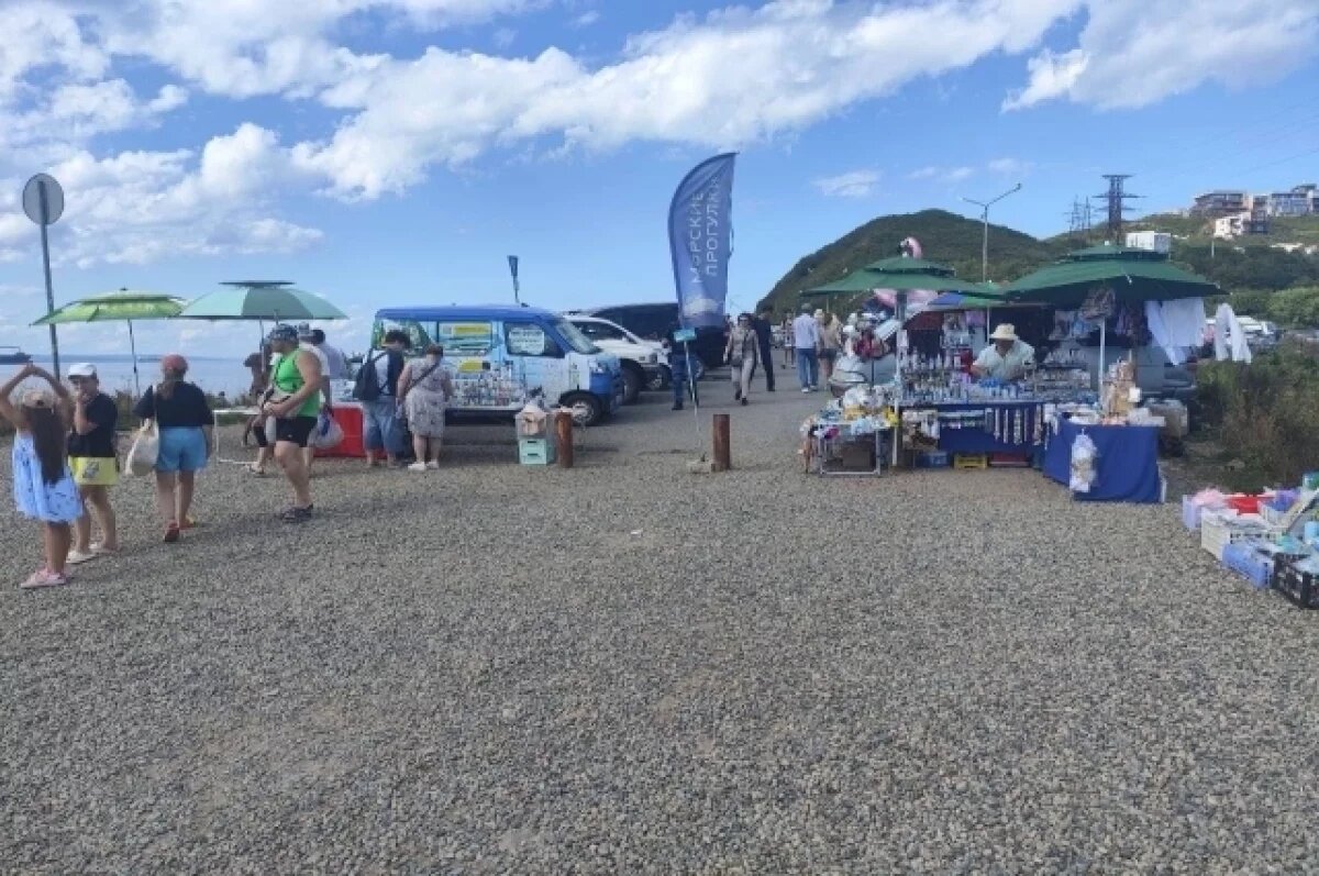    Свидетели рассказывали о серьезных трудностях при проходе к пляжу, вызванных установленными торговыми конструкциями