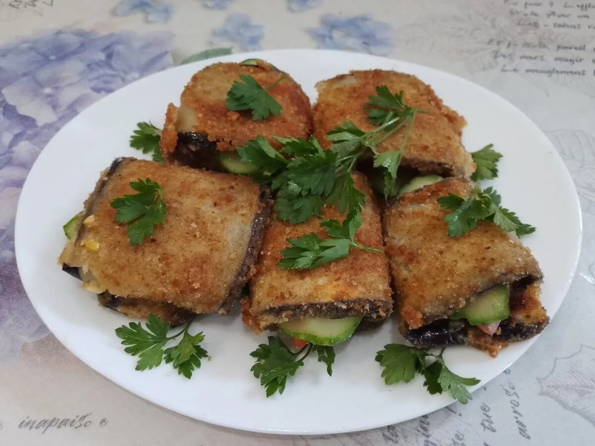 Баклажаны с овощами, в кляре и панировочных сухарях