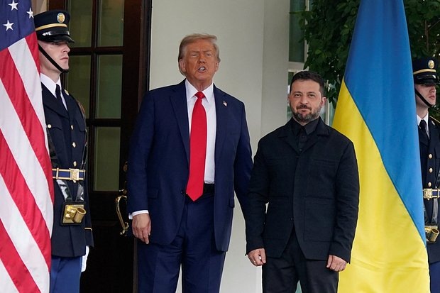    Президент США Дональд Трамп и президент Украины Владимир Зеленский на крыльце Белого дома, Вашингтон, округ Колумбия, США, 18 августа 2025 года. Фото: Alexander Drago / Reuters