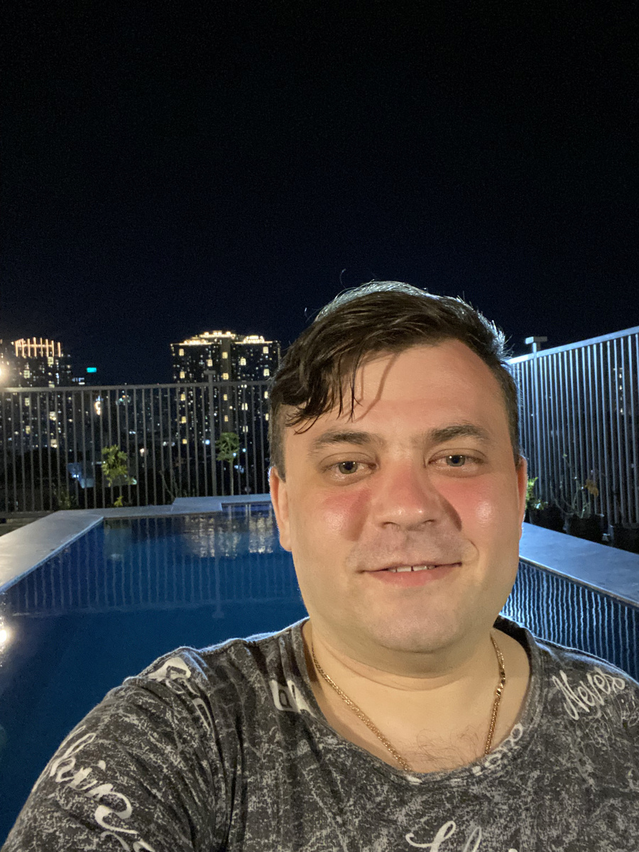 Мое фото на крыше отеля с бассейном.