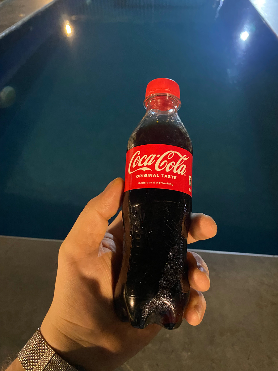 Фото Coca-Cola на крыше отеля с бассейном.