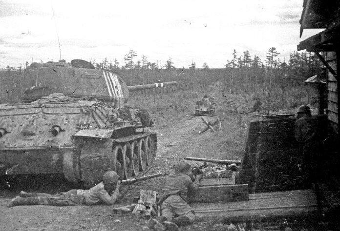 Сахалин, август 1945 г. Наши танки при переходе границы. Фото старшего сержанта Г. СОКОЛОВА.