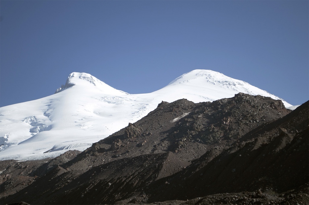 Эльбрус: слева западная, справа восточная вершины