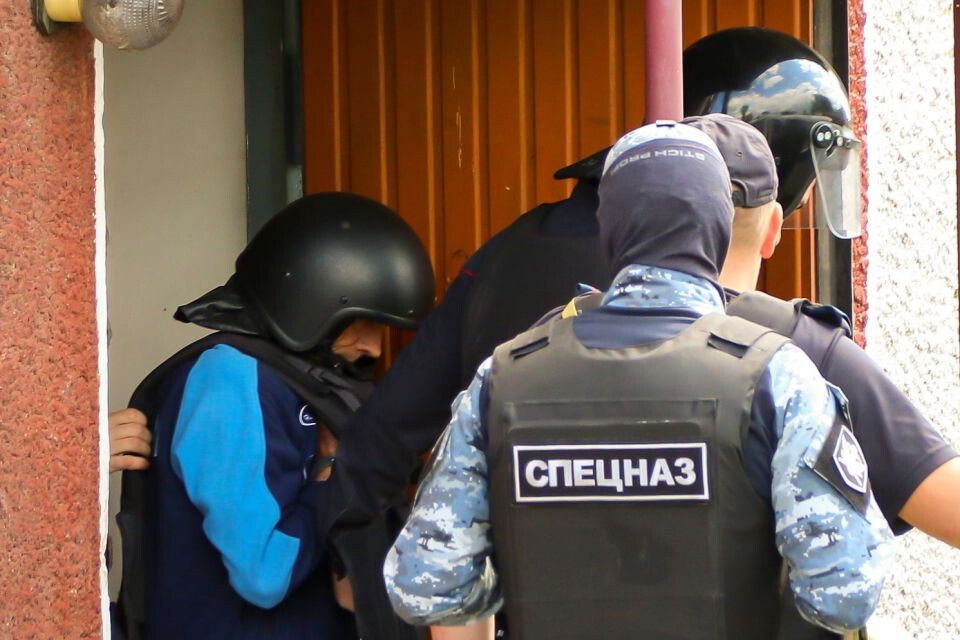    Виталий Манишин в полицейском шлеме и бронежилете. Источник: Виталий Барабаш/"Толк"