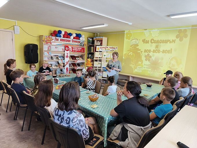 Дети слушают историю о создании чая