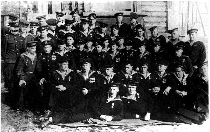 181-й особый разведывательный отряд Северного флота под командованием лейтенанта Виктора Леонова после взятия мыса Крестовый