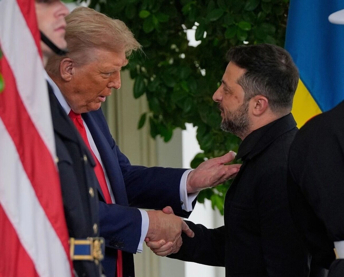 Дональд Трамп похвалил коллегу за «фантастический» военный костюм. Фото: Julia Demaree Nikhinson. AP/The Guardian