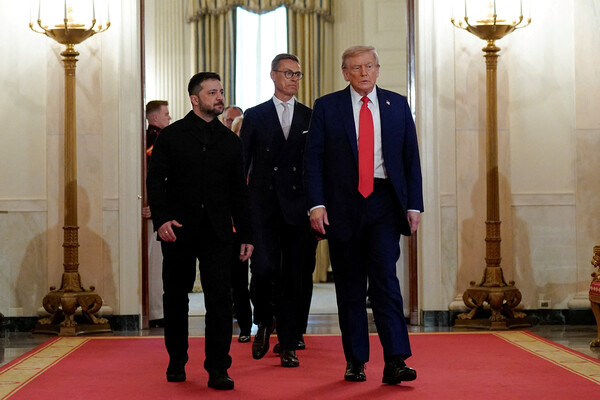 Президент США Дональд Трамп, президент Украины Владимир Зеленский и президент Финляндии Александр Стубб перед переговорами с участием европейских лидеров в Белом доме, США, 18 августа 2025 года / Alexander Drago/Reuters 